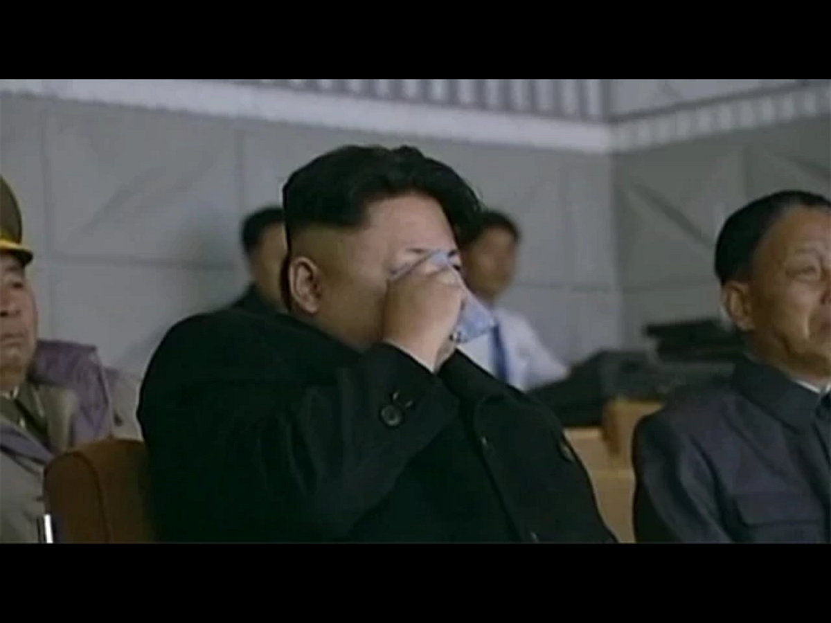2014年11月，金正恩到水產事業所觀看藝術表演，原本表情愉快的他，當聽到演員唱到「敬愛的大元帥」之際，想到自己的祖父金日成和父親金正日，金正恩不禁與身旁的官員紛紛落淚。 圖：翻攝自Youtube
