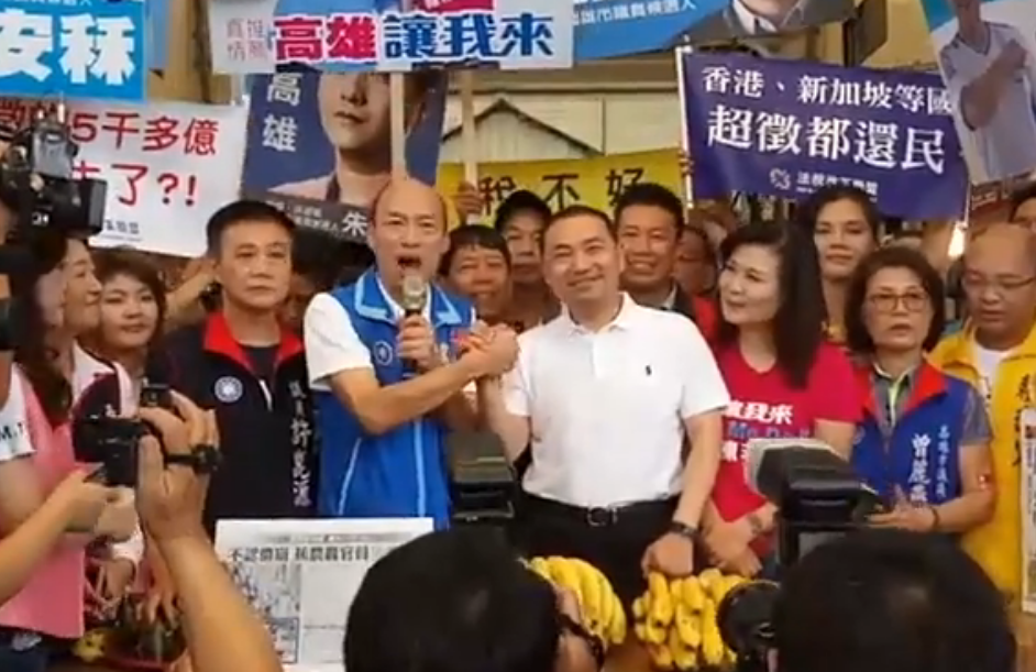 新北市長候選人侯友宜今 (1) 日下南部，拜會高雄市長候選人韓國瑜，兩人早上在高雄市國民市場掃街拜票，直闖民進黨的鐵票區。 圖：翻攝自韓國瑜粉絲團臉書粉絲專頁
