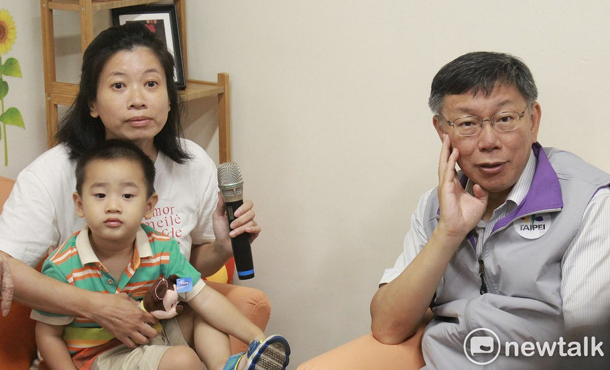 民進黨台北市長參選人姚文智拋出補貼單身民眾政策，台北市長柯文哲今日聽聞後，笑問「是鼓勵不要結婚？」「結婚就沒有（補貼）了？」直言政府應鼓勵年輕人結婚，這是「很奇怪的政策」。 圖：周煊惠 / 攝