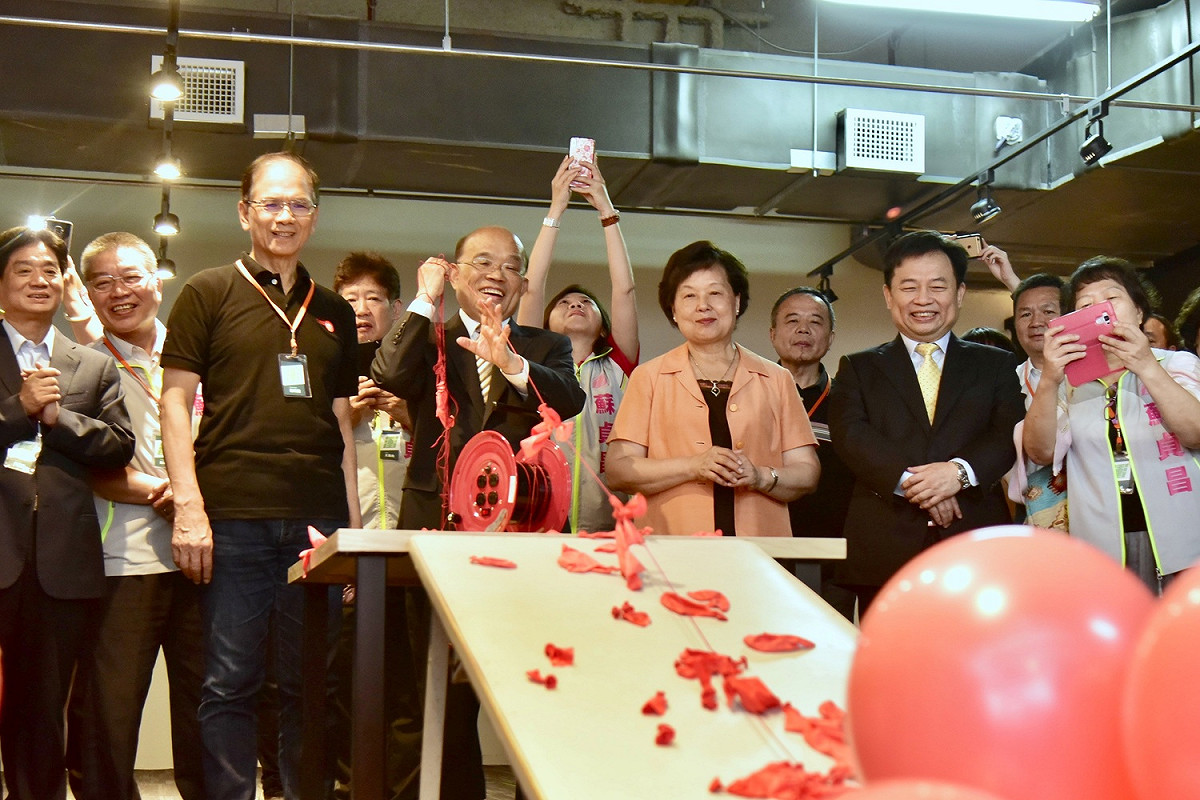 民進黨新北市長參選人蘇貞昌競選辦公室今天入厝，前行政院長游錫堃、選對會召集人林錫耀、蘇貞昌夫人詹秀齡、大女兒立委蘇巧慧、三女兒蘇巧純均出席。 圖:蘇貞昌競選辦公室/提供