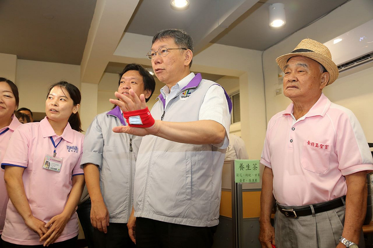台北市長柯文哲今天上午出席「石頭湯計畫12區正式啟動」，訪視信義區石頭湯計畫據點。然而，因柯上任大砍重陽敬老金，訪視沿途遭到部分老人在場外怒嗆「還我重陽敬老金、柯P還我錢」。