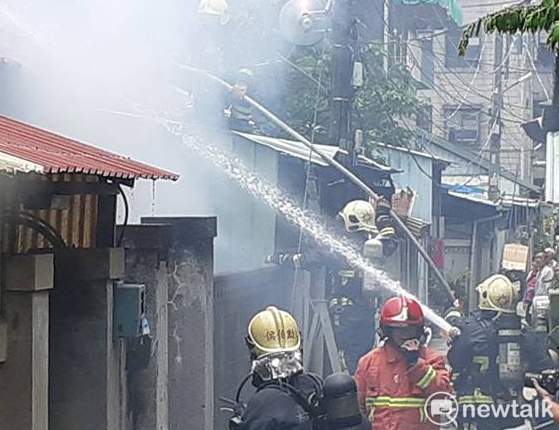 嘉義市民生南路一間空屋今天中午起火，因天乾物燥，火勢快速蔓延。 圖：蔡坤龍/攝