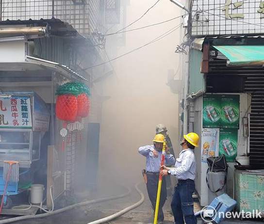嘉義市民生南路巷道內1日發生火警，現場濃煙密佈。 圖：蔡坤龍/攝