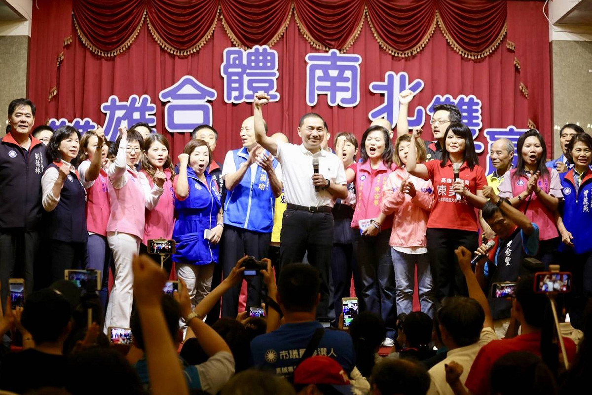 侯友宜與高雄鄉親進行握手見面會，希望高雄鄉親支持「議員要過半，讓韓國瑜的高雄市政府好做事。」  圖：侯友宜競選辦公室/提供