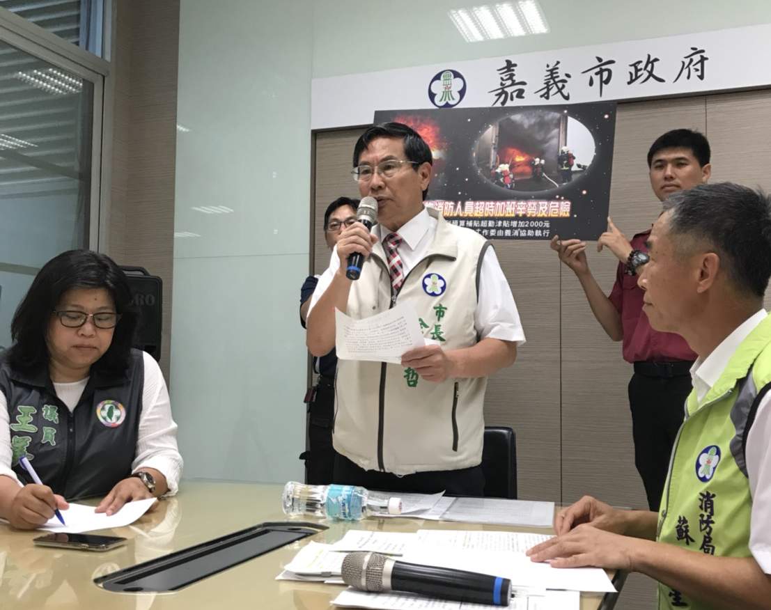 嘉義市長涂醒哲1日宣佈將提高消防人員的超勤加班費。 圖：嘉義市政府/提供