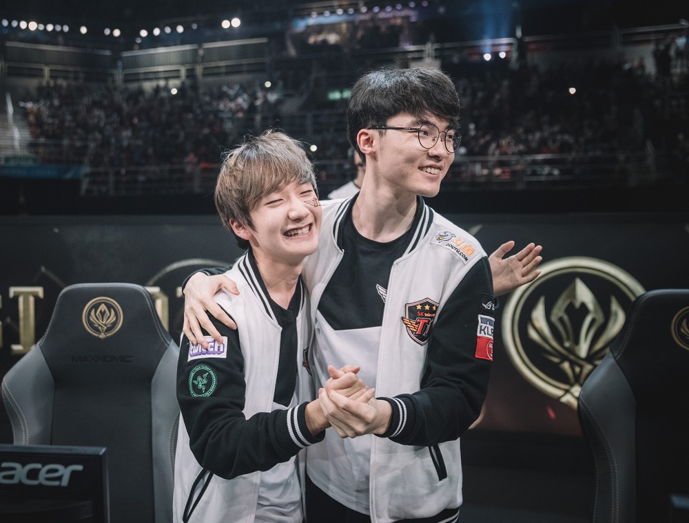 Peanut(圖左)很開心能再度與Faker(圖右)同隊。  圖：翻攝自 LoL Esports Photos flickr公開權限