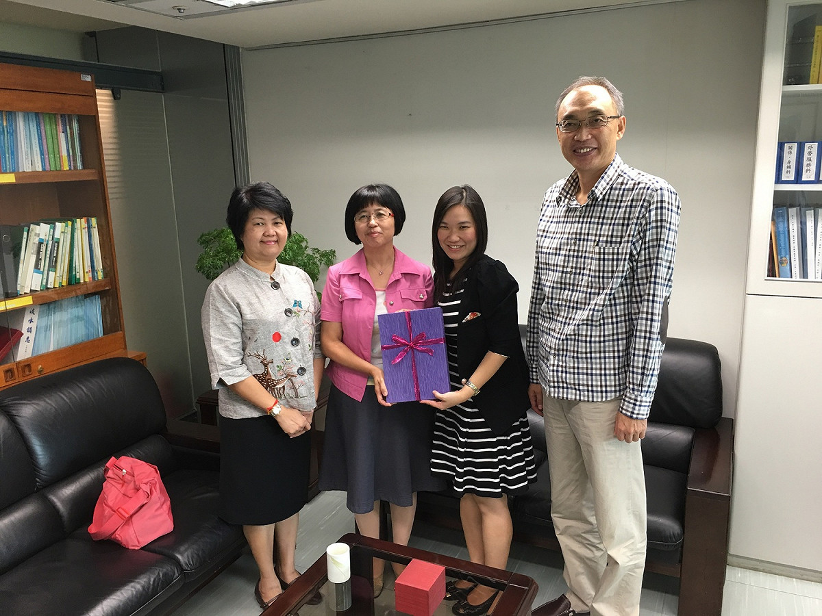 新北市勞工局長許秀能（左2）表示，早有編列失業勞工子女教育補助金，以補勞動部補助的空窗期。 圖: 新北市政府/提供（資料照片）