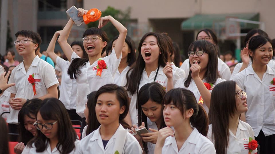 陳其邁致詞時，雄女畢業生開心地比出愛的手勢。 圖：陳其邁辦公室/提供