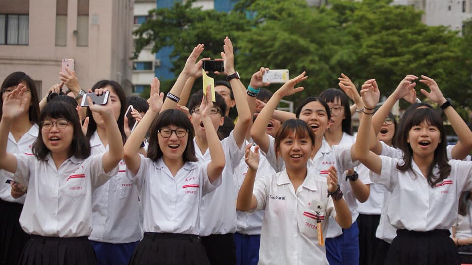陳其邁相信所有雄女畢業生一定能克服挑戰，贏得熱烈掌聲。 圖：陳其邁辦公室/提供