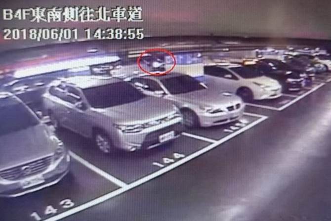 被害人到停車場取物時遭歹徒持刀擄走。 圖/警方提供