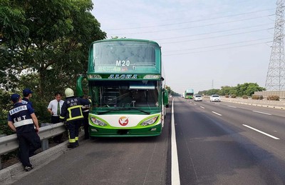 客運行駛國道突冒煙，車內8男5女（包括陳姓司機）及時逃離，由客運公司派車接駁，後續交由國道警察處理。 圖/嘉義縣消防局第二大隊提供