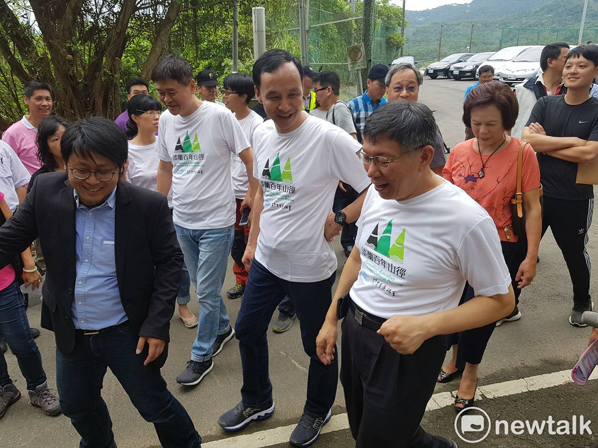 新北市長朱立倫及台北市長柯文哲共同參觀淡蘭古道。 圖：林文仁攝