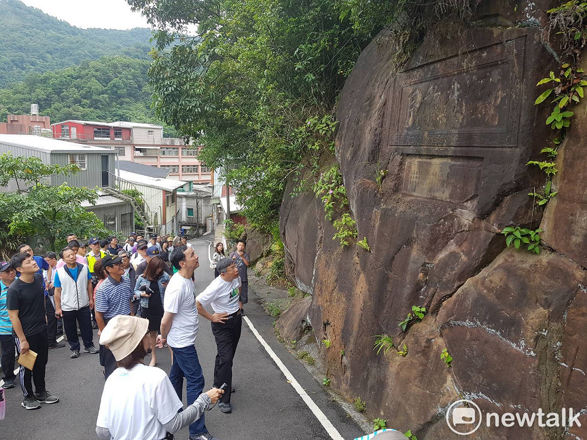 柯文哲及朱立倫隨後參觀淡蘭古道周邊時，已不見基隆市副市長林永發及宜蘭縣副縣長黃適超身影。 圖：林文仁攝