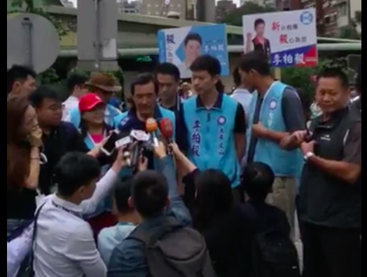 前總統馬英九今（2）天陪同台北市議員候選人李柏毅前往藍營票倉成功市場掃街拜票，現場人氣相當旺，接受媒體訪問時他表示，只要是同黨的候選人，若有時間，他都會幫忙站台輔選。 圖：翻攝自李柏毅 毅心為您粉絲專頁