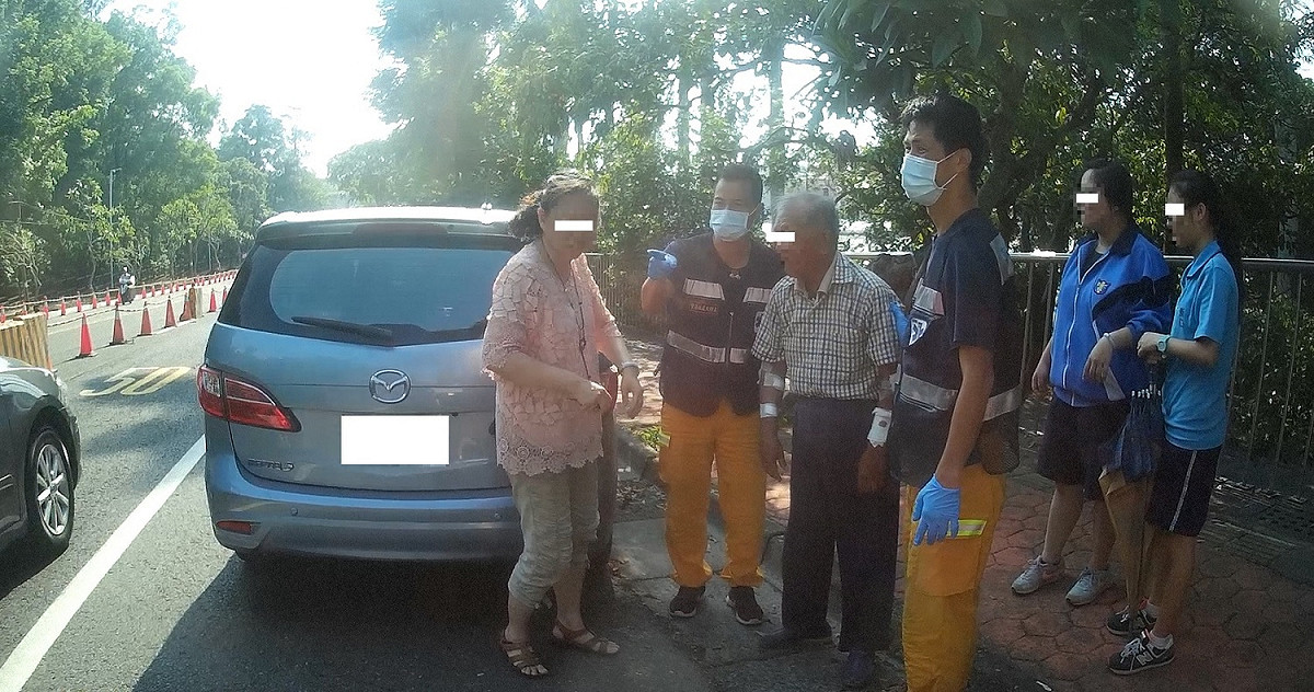 一名老翁熱暈摔車，三名護校師生路過協助救護送醫。 圖：嘉義市政府消防局/提供