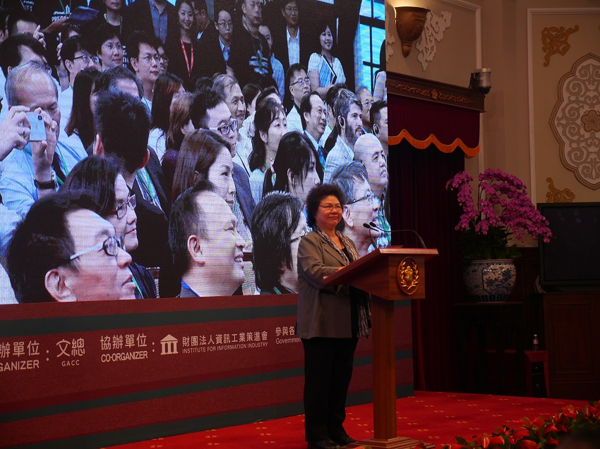 蔡英文總統今（2）天親自為首屆總統盃黑客松頒獎，祕書長陳菊也陪同出席。 圖：趙婉淳／攝