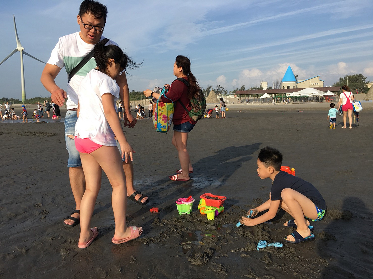 觀光旅遊局表示，活動期間每個假日都安排了精彩活動，包含搖滾熱音比賽，觀旅局也規劃台中在地美食饗宴、親子沙雕DIY體驗、沙雕導覽解說、 圖/台中觀旅局提供