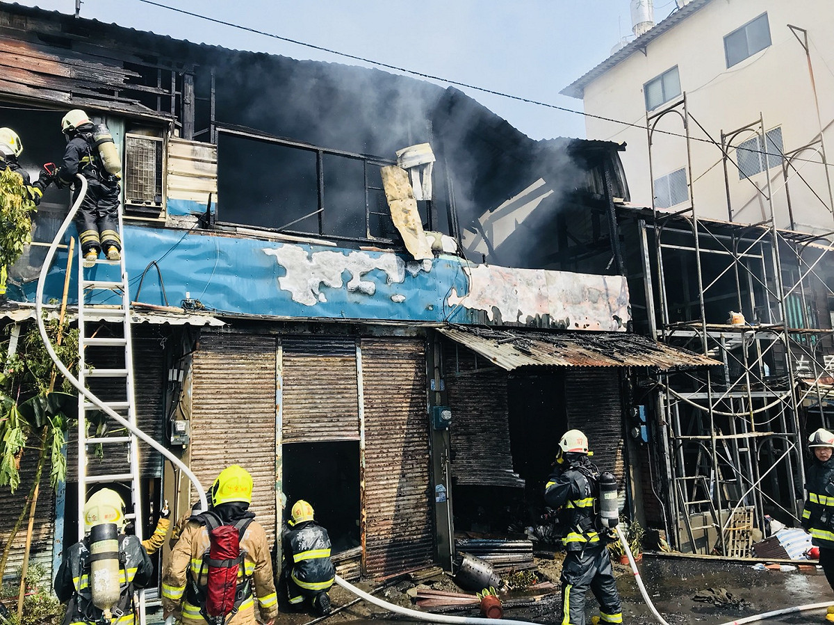 今（2）日下午高雄市鼓山區鼓山二路台電公司對面一處透天民宅發生火警，目前警消團隊已經出動前往搶救，趕在比鄰的4棟透天房屋被熊熊大火吞噬之前抵達現場。 圖：民眾提供