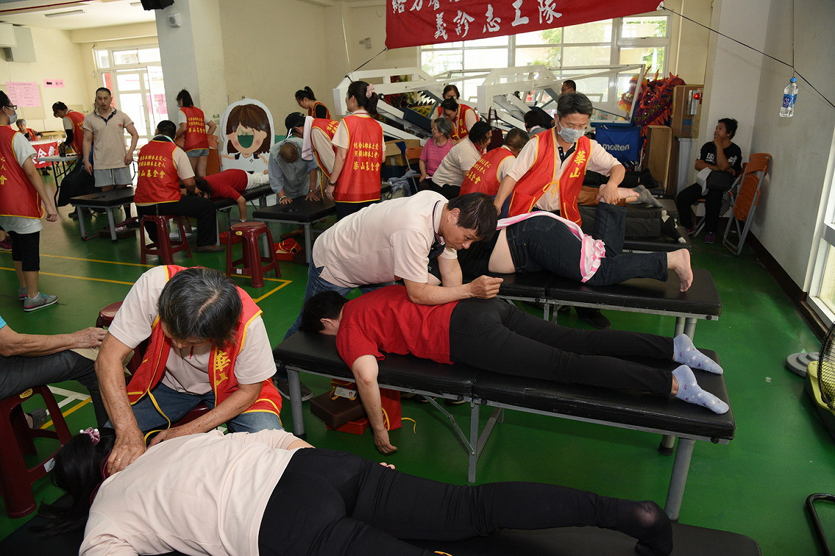 現場還有多項童玩競賽，包括九宮格、呼拉圏等，並有義剪、護甲、血壓量測、穴道按摩等多項服務關卡，讓參加的長輩樂於活動，以及享受各項服務。 圖：南投縣政府提供