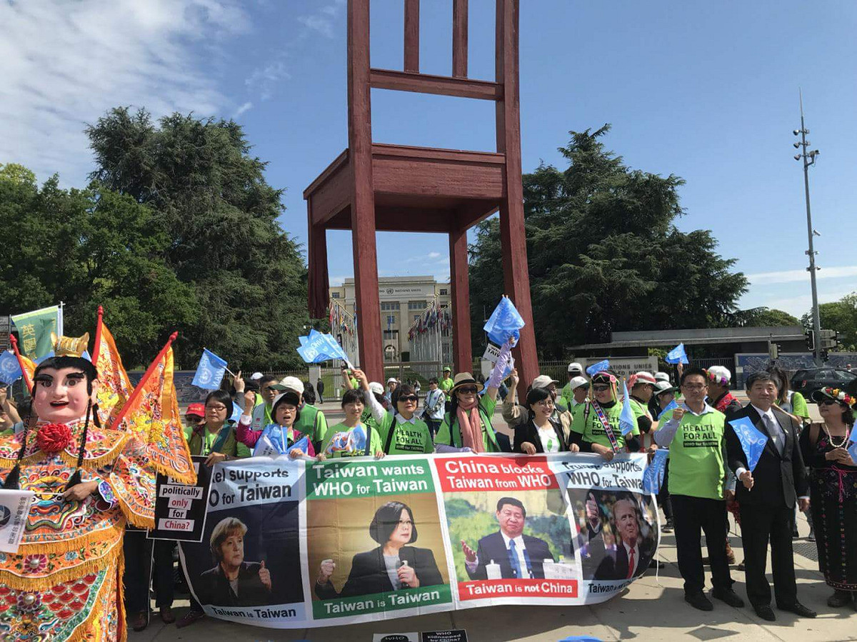 蔡明憲批評，最大在野黨國民黨聲明，更是配合中共唱衰台灣，「居然說因為沒有接受九二共識所以台灣無法參加WHA，讓中國在國際上有藉口打壓台灣」，國民黨的做法根本是在扯台灣的後腿。 圖：WHA宣達團提供