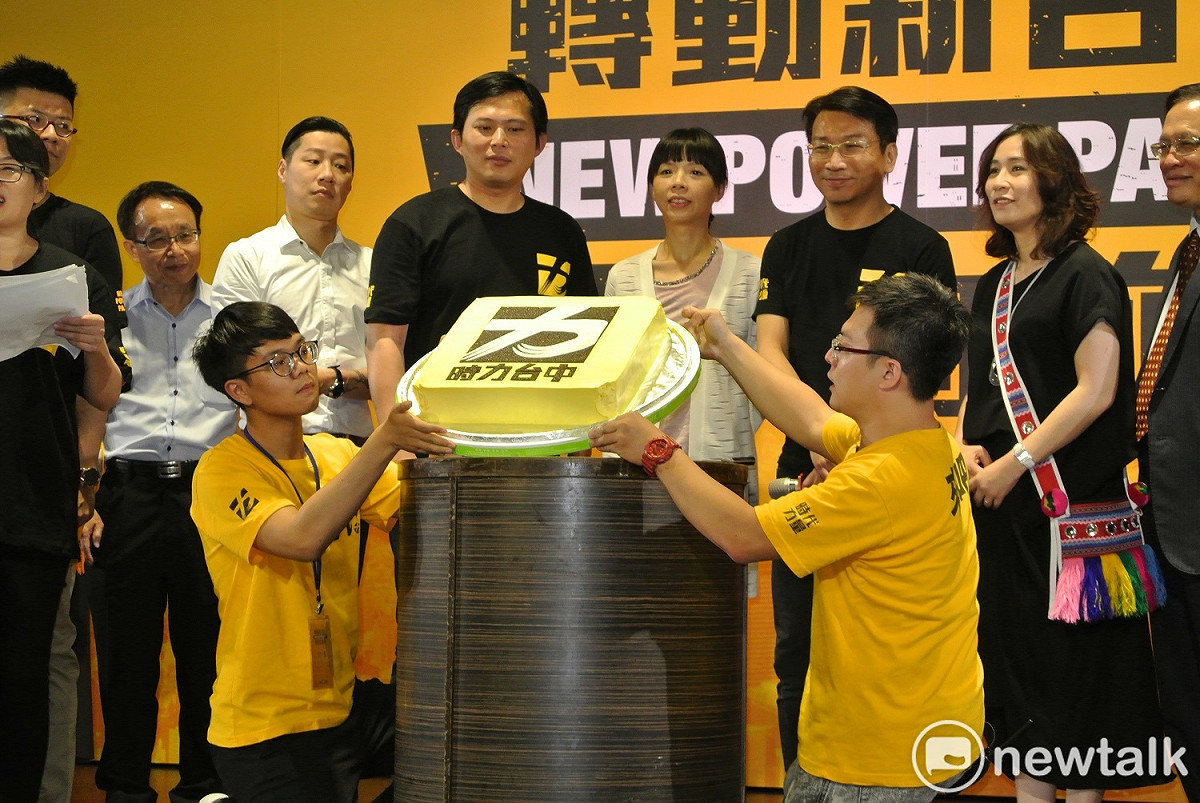 時代力量台中黨部成立兩周年慶，五位立委齊聚台中。 圖：唐復年/攝