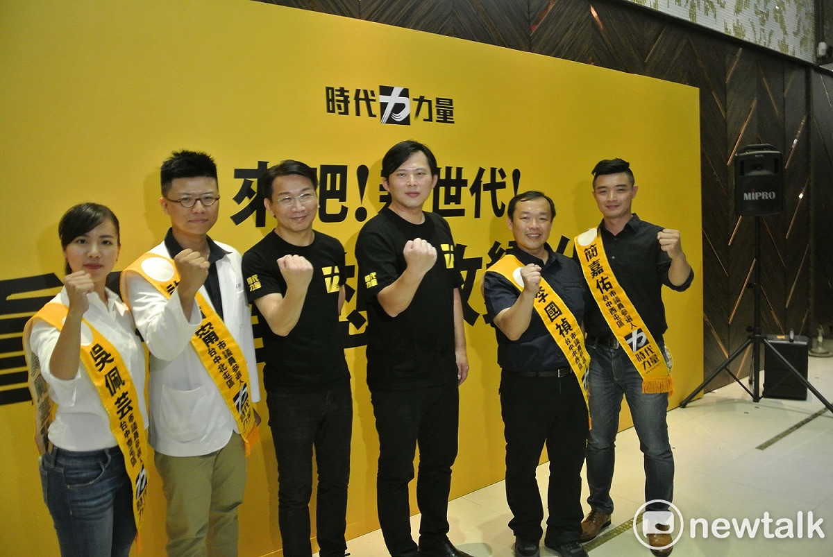 時代力量台中主委徐永明說，他是四位市議員候選人的公雞，洪慈庸是母雞。 圖：唐復年/攝