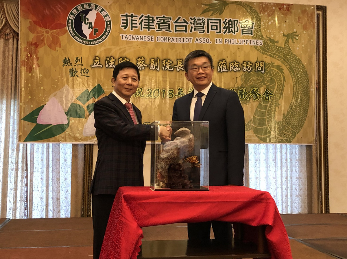 蔡其昌與菲律賓台灣同鄉會會長吳國禎互贈紀念品。 圖：蔡其昌辦公室/提供