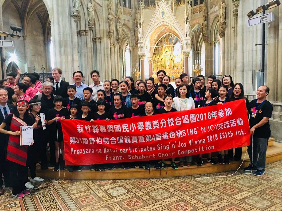 新竹尖石嘉興國小義興分校合唱團台灣時間2日下午在奧地利維也納參加第31屆舒伯特國際合唱競賽，拿下金質獎及大會特別獎，讓世界聽見來自台灣的美麗聲音。 （取自臉書「嘉興國小義興分校合唱團」）