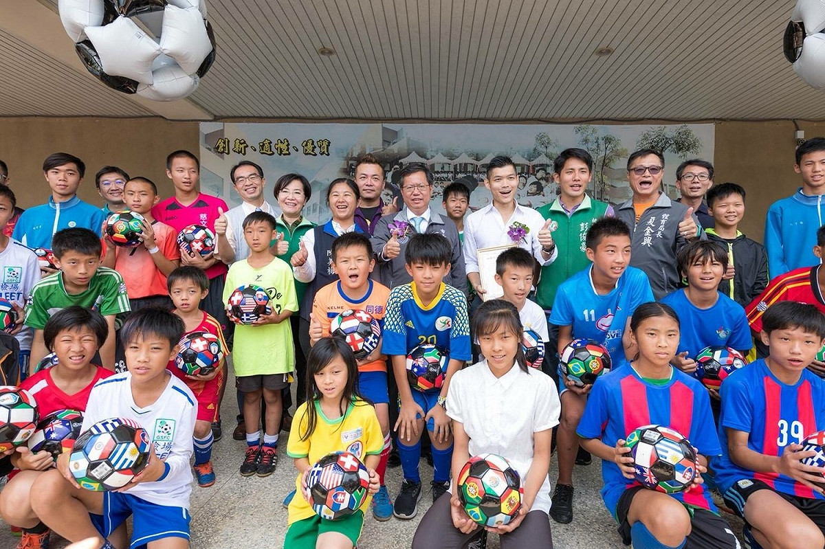 2日出席捐贈FiFA紀念足球見證儀式，除了由桃園市長鄭文燦外，還有市議員暨桃園市體育會足球委員會主任委員陳美梅、市議員彭俊豪、黃傅淑香、市府體育局長夏金興、中壢區長吳宏國、昇恆昌公司總經理江建廷、龍興國中校長侯坤鋐。 圖：桃園市政府提供