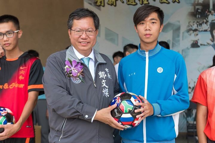 出席捐贈儀式的桃園市長鄭文燦表示，桃園市體育會也將於今（107）年選拔40位培訓隊員，組隊參加中華職業足球聯盟辦理的T2全國足球聯賽，市府會全力支持協助。 圖：桃園市政府提供