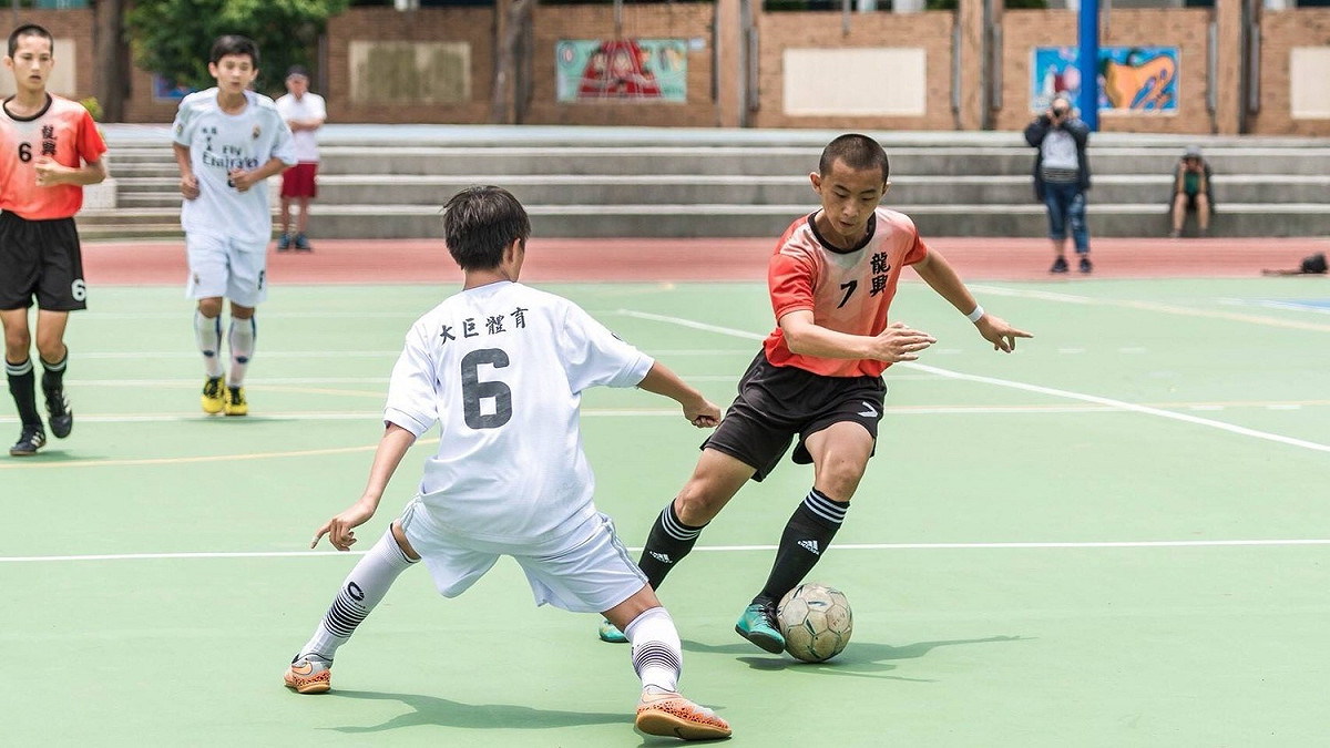 桃園升格後，全面推動青少年足球運動，設置具有4座球場的市立青埔足球場、龍潭體育園區足球場、以及即將興建的桃園中路足球場，並持續增加場地中。 圖：桃園市政府提供