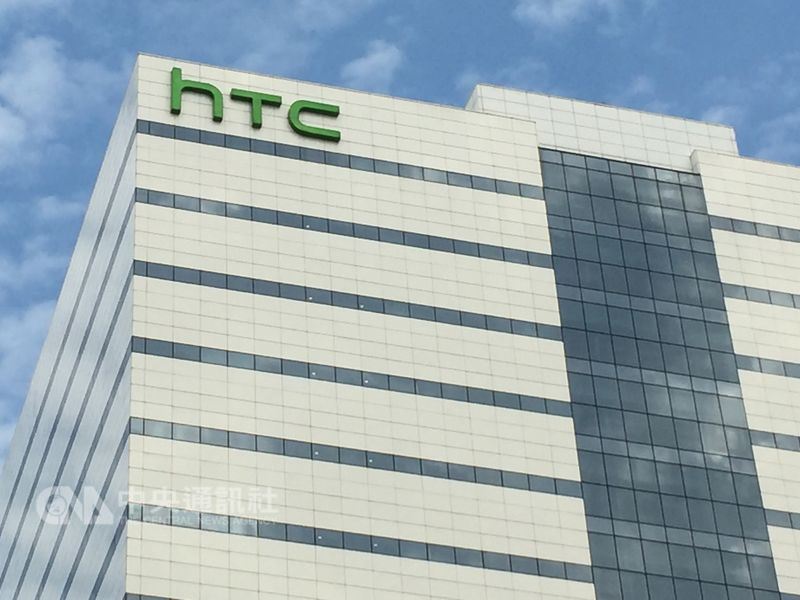 一批菲籍移工今天前往Google辦公室抗議，控訴宏達電稱無裁員計畫，卻要移工簽自願離職書，更批評宏達電涉嫌偽造移工手印簽署違法勞動契約。 圖 : 中央社