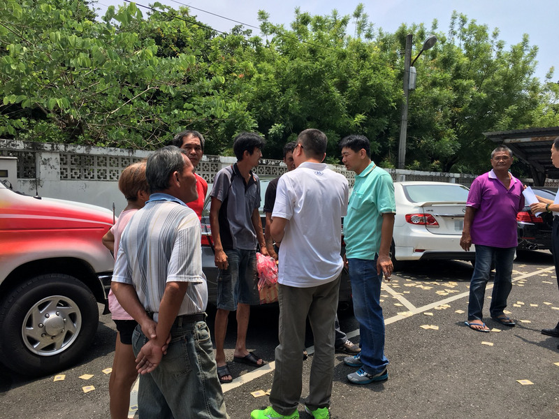 屏東潮州兩加油站2日凌晨發生兩派人馬聚眾滋事，造成海軍陸戰隊何姓士兵身亡，家屬3日知道是被錯殺，中午到潮州警分局丟冥紙表達憤怒，要求司法嚴懲。 圖 : 中央社
