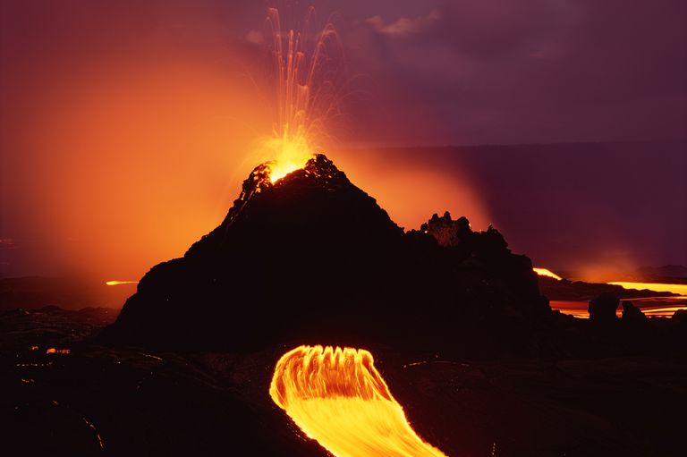 夏威夷官員表示，今天凌晨急忙自大島（Big Island）東端撤離最後一批居民。數小時後，幾勞亞火山流出熔岩，切斷當地所有對外道路。 圖 : 翻攝自popularmachanics