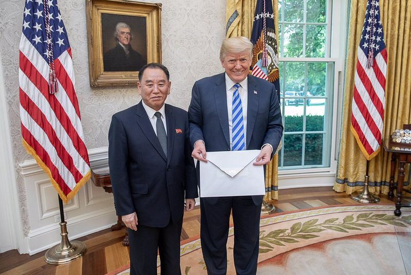 北韓特使金英哲（左）將北韓領導人金正恩的親筆信轉交給美國總統川普（右），信件裝在一個大小約為對折報紙的信封裡，這封信在社群媒體上掀起熱議。 圖 : 取自白宮社群媒體主任史卡維諾推特網頁twitter.com/Scavino45
