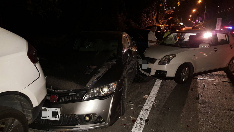 台中市一名25歲楊姓女子2日晚間開車到和平谷關訪友，並喝了幾杯藥酒，駕車回程途中為拿手機，不慎撞上路旁停放的3部小客車，警方到場酒測發現數值超標，訊後將楊女依公共危險罪送辦。 圖 : 翻攝畫面