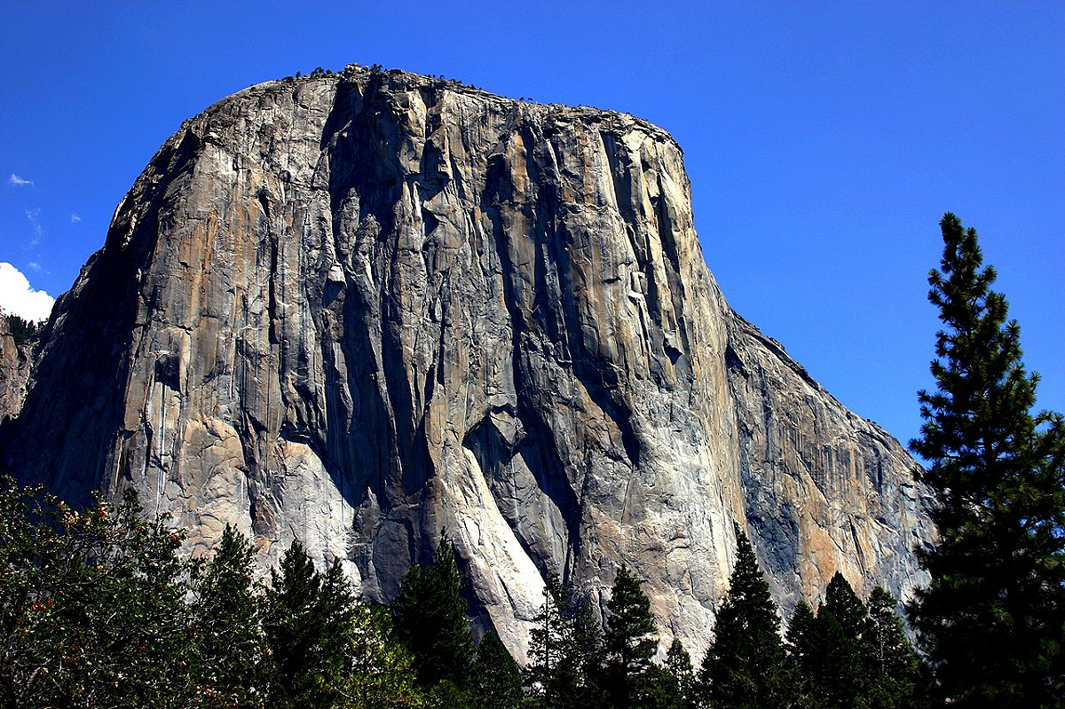 美國優勝美地國家公園（Yosemite National Park）在今 (3) 天傳出，兩名攀岩客在攀爬酋長岩（El Capitan）時不慎墜谷身亡的消息。 圖：翻攝自維基百科