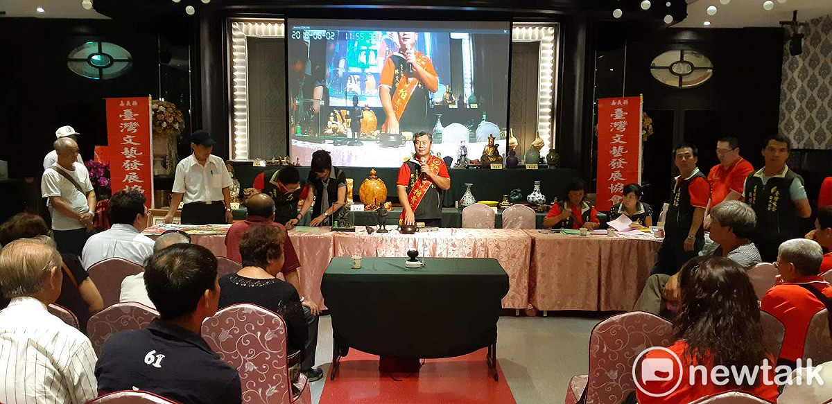 嘉義縣台灣文藝發展協會日前在嘉義市舉行藝品拍賣會，日前在嘉義市舉行藝品拍賣會，吸引三位嘉義市長選將與會。 圖：蔡坤龍/攝