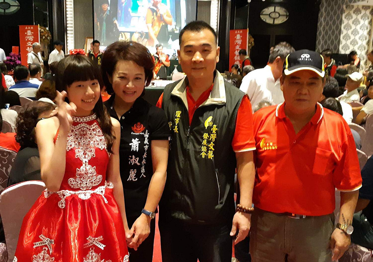 嘉義市長參選人蕭淑麗出席嘉義縣台灣文藝發展協會拍賣會，受到熱烈歡迎。 圖：蔡坤龍/攝