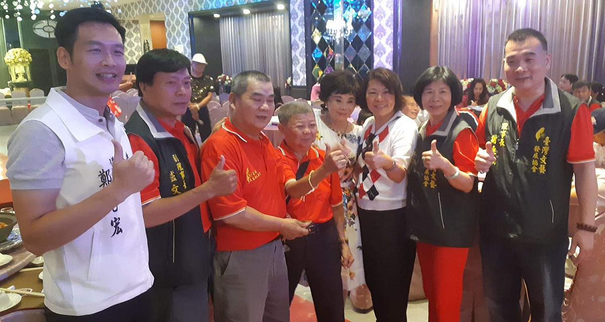 國民黨嘉義市長參選人黃敏惠出席嘉義縣台灣文藝發展協會拍賣會，同黨議員參選人鄭光宏一同拉抬聲勢。 圖：蔡坤龍/攝