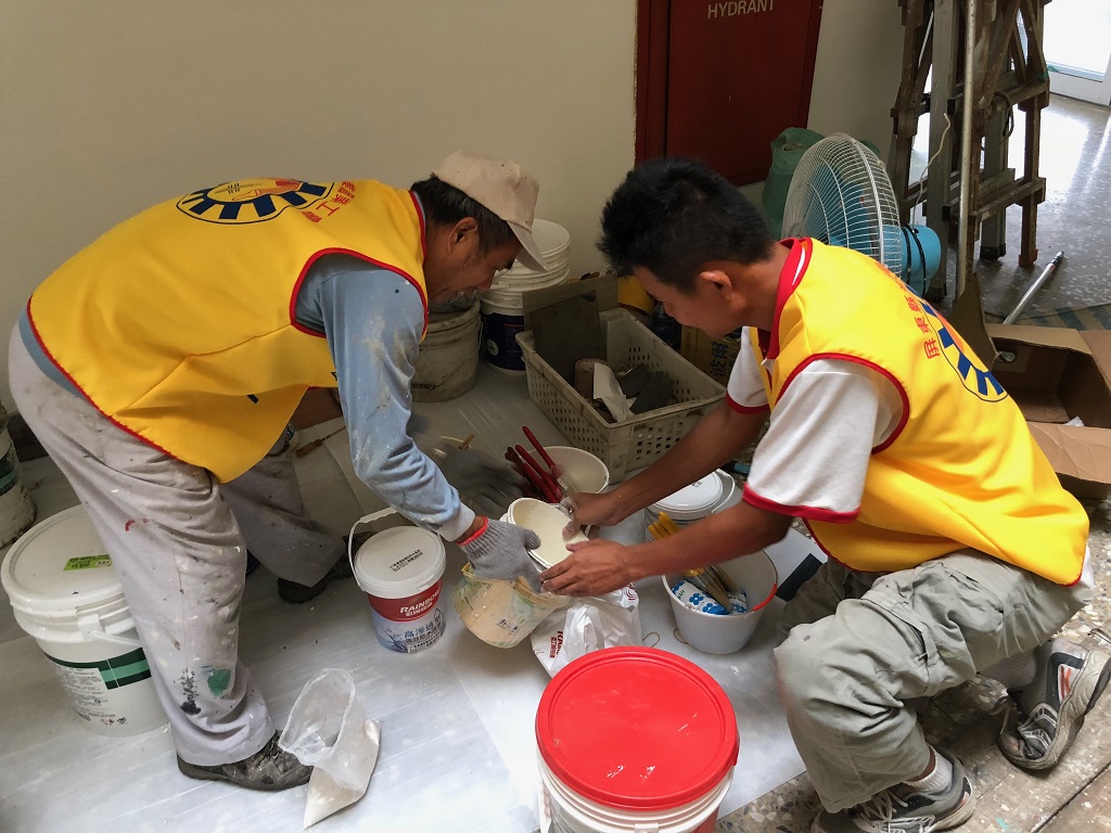 屏東縣油漆業職業工會志工隊今 (3) 天來到衛生福利部的南區老人之家，協助油漆粉刷低收入戶老人家的居住空間，利用星期假日休息時間出來當志工，預計兩周後可以完成，希望帶給入住的老人家煥然一新的居住空間。  圖：屏東縣政府/提供