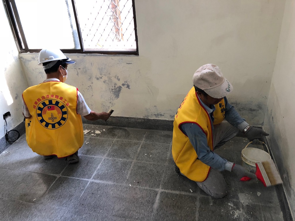 10多名志工師傅幫助刷低收入戶老人家的居住空間，不僅讓弱勢民眾能夠感受到社會溫情，希望把豐沛的民間力量，注入照護社會弱勢的體系。  圖：屏東縣政府/提供