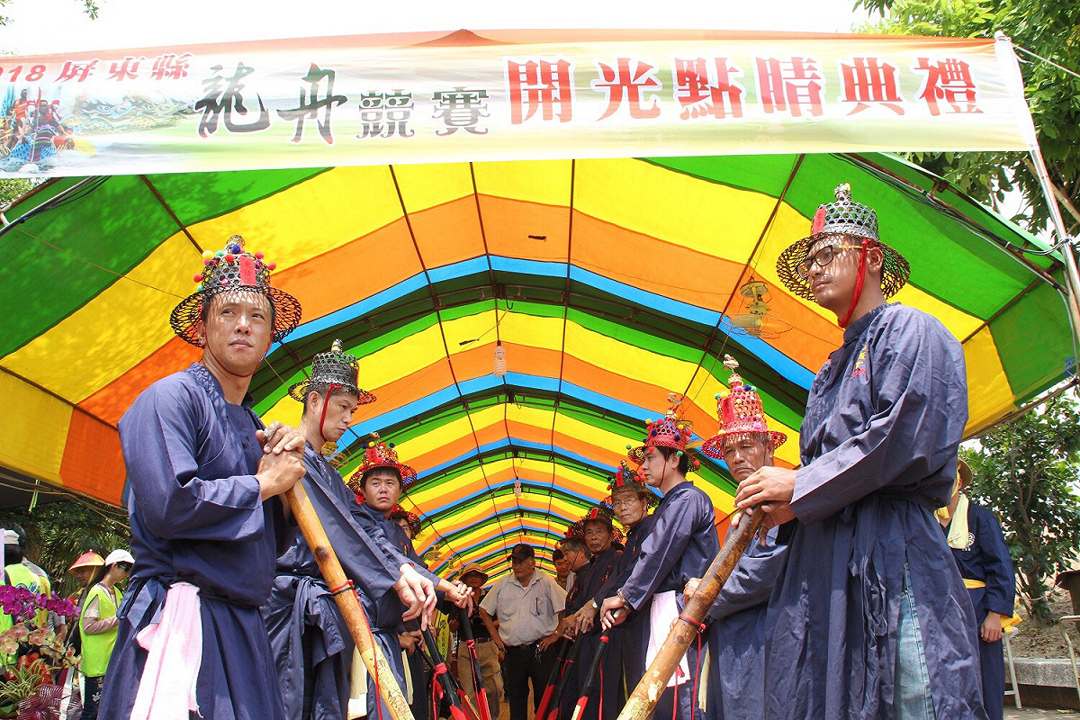 屏東黑鮪魚文化觀光季系列活動之一的2018屏東縣端午龍舟競賽，今(3)日東港鎮東港溪河畔舉行開光點睛儀式。 圖：屏東縣政府/提供