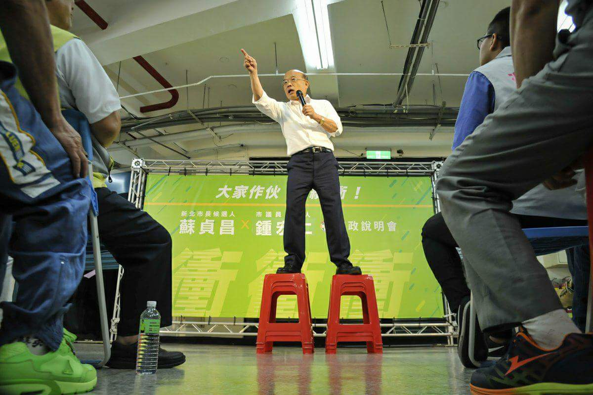 蘇貞昌今為拉近與選民距離，更站在紅椅子上助講，現場響起如雷掌聲。他說，他從台灣尾講到台灣頭，演講了一輩子，「可以說是專業級的」，用椅子墊高一點，「你們比較看的到我，我也比較看的到你們。」 圖：蘇貞昌辦公室/提供