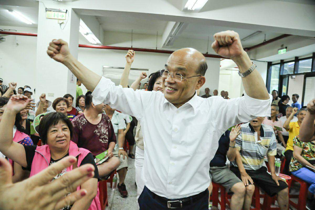 針對侯友宜日前要求蘇貞昌提出解決的辦法，不要一直回顧過往，蘇貞昌直言，他不只提出解決方法，還實際下去處理。他以A7汙水汙染新莊問題為例，朱立倫、侯友宜花了兩年解決不了的事情，他用24天解決，還給市民頭家有品質的生活，他將在9號舉辦活動，親自再向大家報告經過「讓能做的人來做，對新北市比較好」。 圖：蘇貞昌辦公室/提供