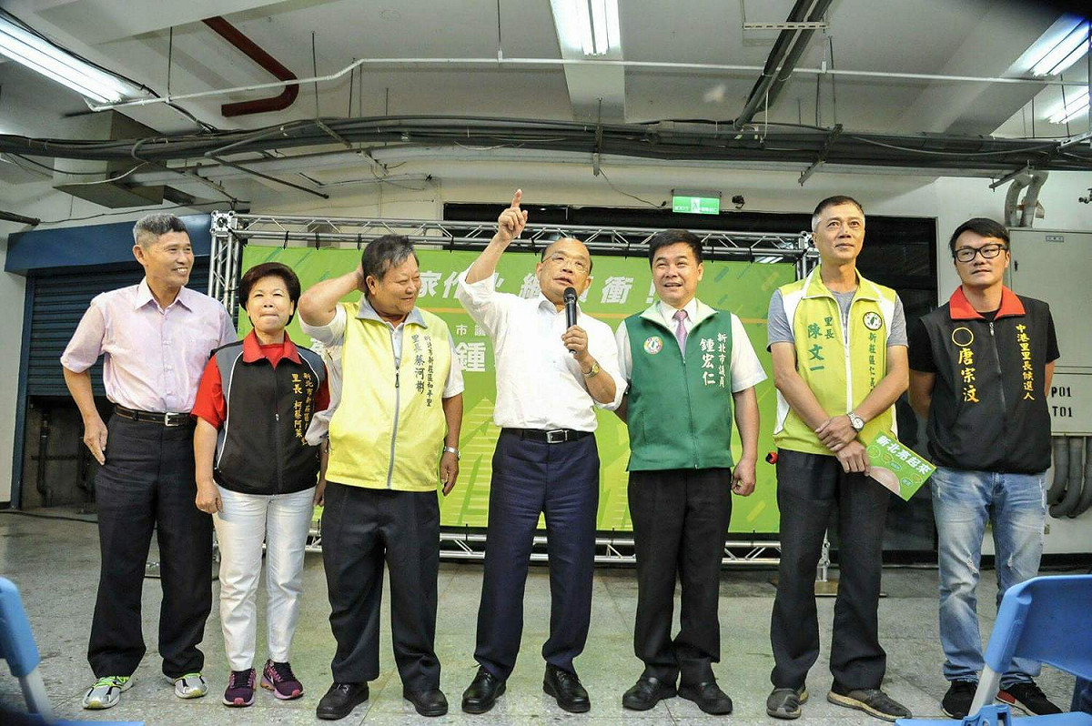 蘇貞昌也在台上大力推薦鍾宏仁，他說，鍾宏仁是雲林上來打拚的小孩，之前他以全國最高票當選議員，但他不驕傲，持續努力。 圖：蘇貞昌辦公室/提供