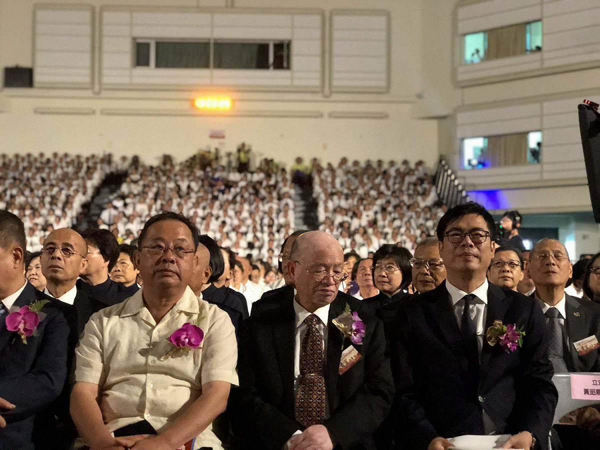 陳其邁陪同一貫道榮譽理事長韓萬年、韓老點傳師一起進場時，現場道親報以熱烈掌聲。理事長王寶宗致詞時，還特別介紹陳其邁是未來的「高雄市市長」。

 圖：陳其邁辦公室/提供