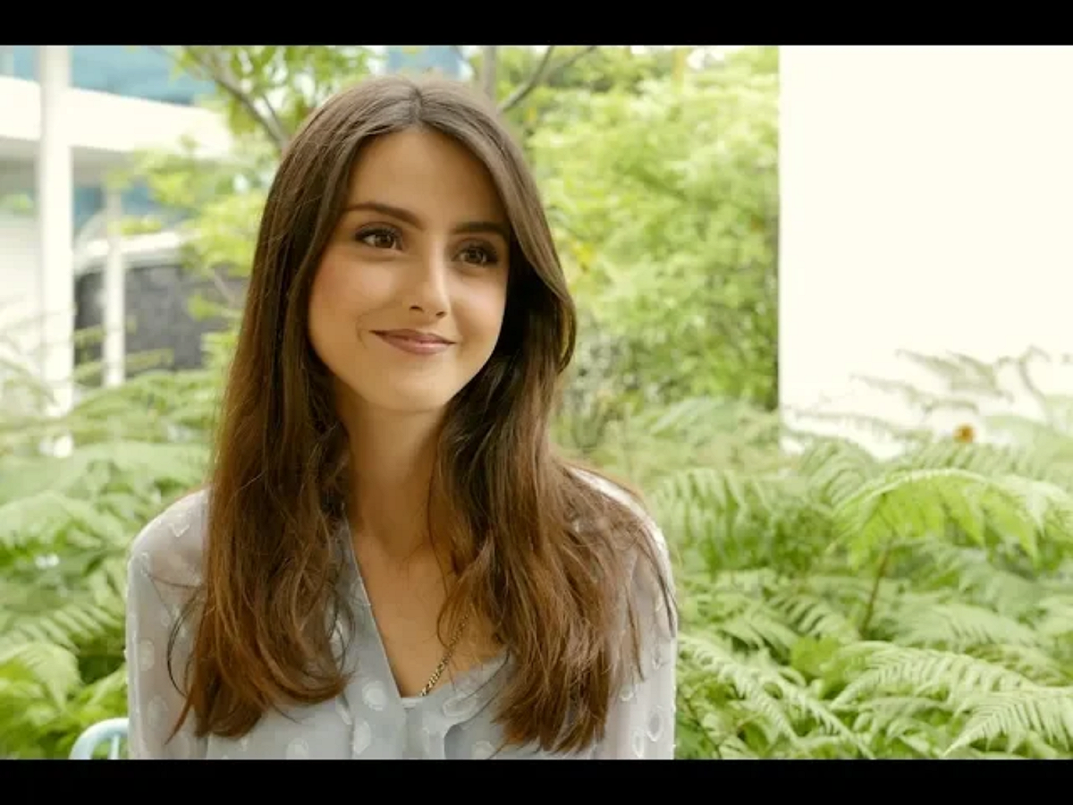 岡薩雷斯透露，自己從13歲起就開始涉足政治，起初是加入非政府組織做志願者。15歲的時候，她成立了自己的基金會，名為「獻出一個微笑當做禮物」(Regala una sonrisa)，致力於幫助那些有需要的人。 圖：翻攝自Youtube
