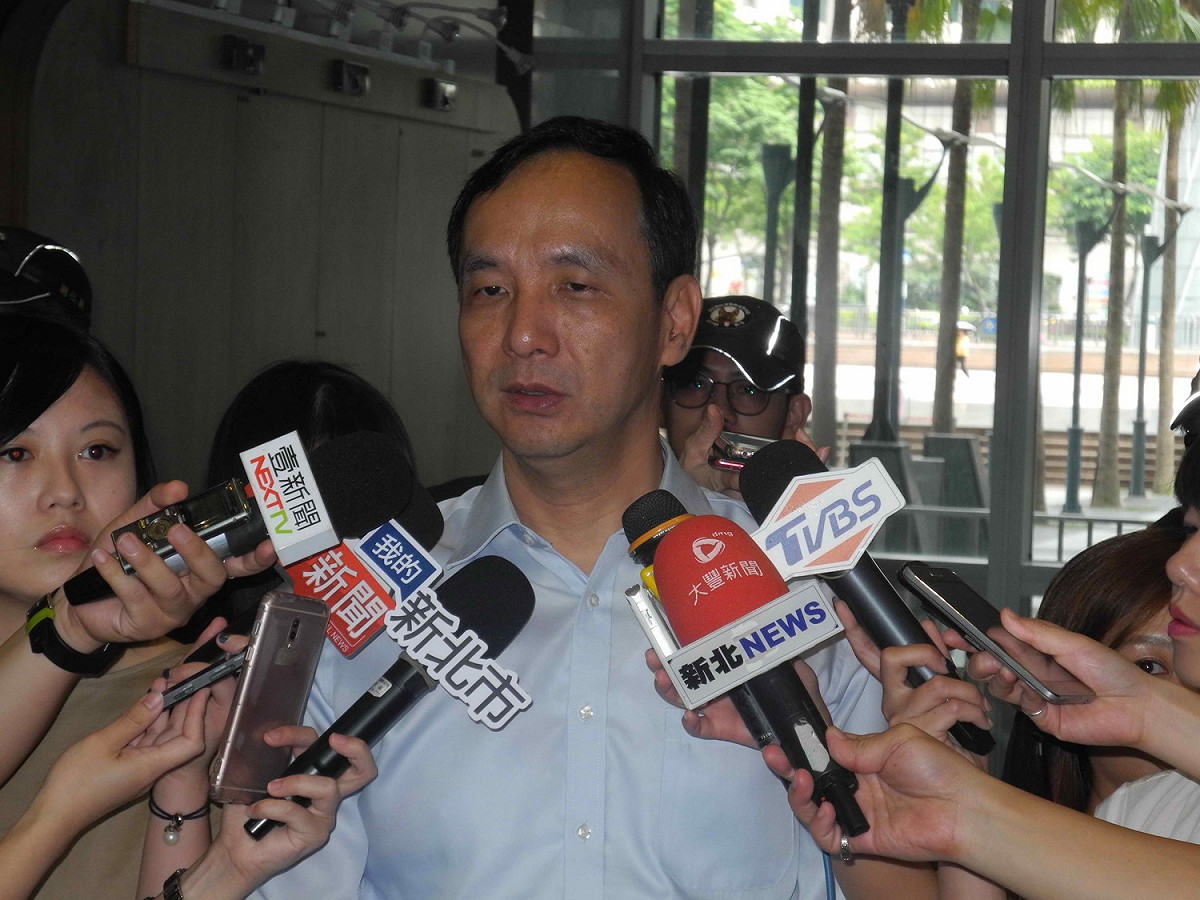 新北市長朱立倫挺侯批蘇指出，市庫在尤清縣長是正的，到86年之後急遽翻轉直下。  圖：王峻昌/攝