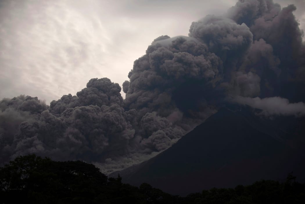 我國在中美洲的友邦瓜地馬拉3日傳出火山爆發消息。距首都瓜地馬拉城約40公里的活火山富埃戈火山（Volcán de Fuego）爆發，造成7人死亡，約300人受傷。 圖：達志影像/美聯社 (資料照片)